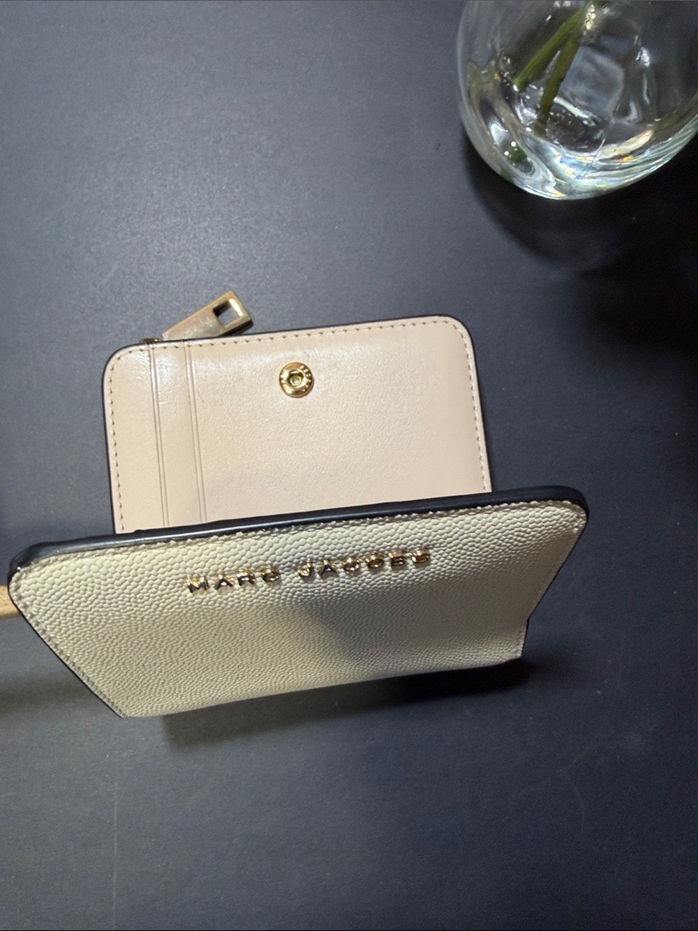 Marc Jacobs Cream Pebbled Leather Zip Wallet with Gold Logo - Picture 4 of 6